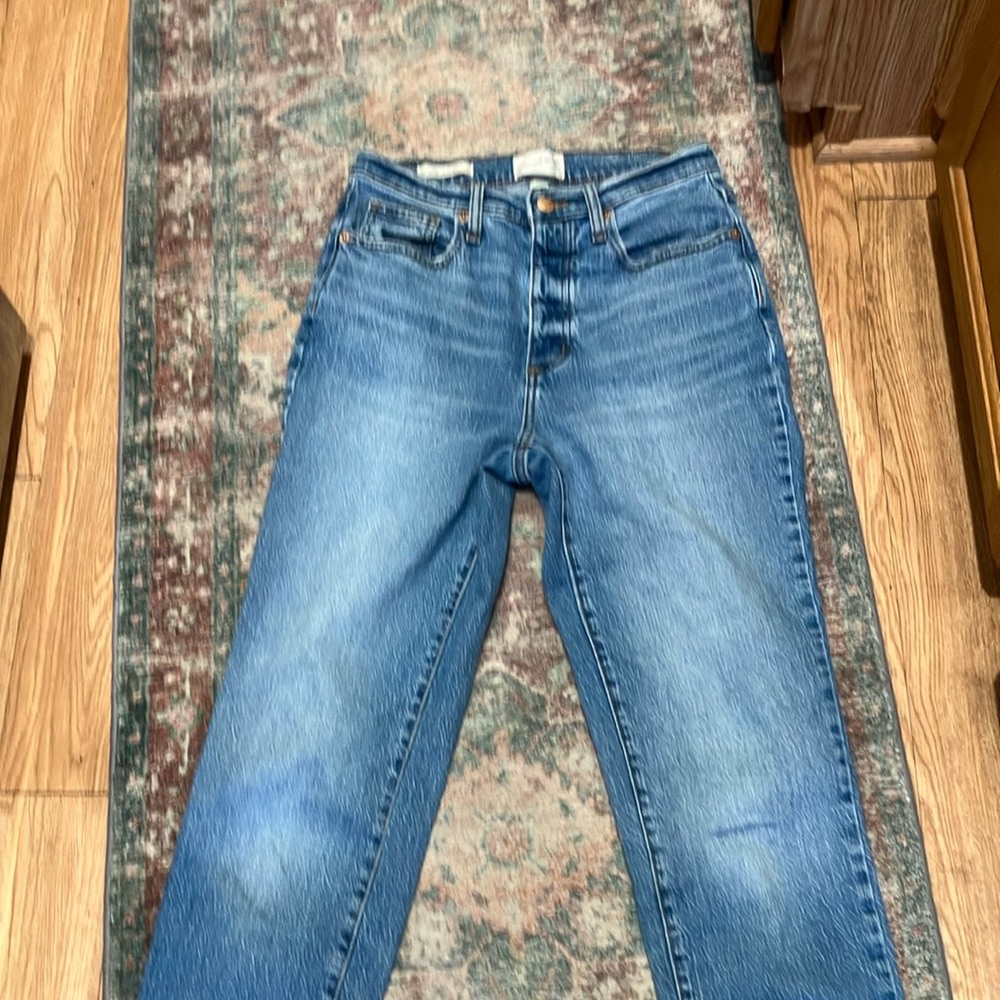 Universal Thread light washed five button up, frayed hemjeans